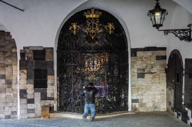 Zagreb, Hırvatistan - 22 Mart 2020: Corona virüsü yüzünden gün boyunca Zagreb 'in boş caddeleri. Erkek, Taş Kapıdaki Meryem Ana 'nın Şapeli' nde dua ediyor..