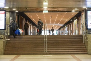 Zagreb, Hırvatistan - 22 Mart 2020: Corona virüsü yüzünden gün boyunca Zagreb 'in boş caddeleri. Ana istasyona giden yeraltı kaldırımında birkaç kişi var..