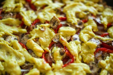 Vegan peynirli vejetaryen pizza, yakın plan, arka plan..