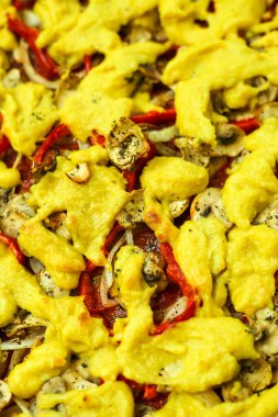 Vegan peynirli vejetaryen pizza, yakın plan, arka plan..