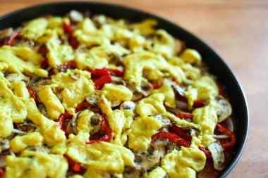 Metal bir tavada vejetaryen peynirli vejetaryen pizza..