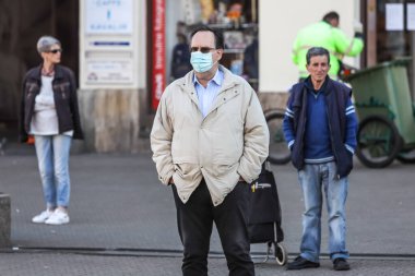 Zagreb, Hırvatistan - 19 Mart 2020: Zagreb sokaklarında yaşayan insanlar Corona virüsü krizi nedeniyle koruyucu maskeler takıyorlar.