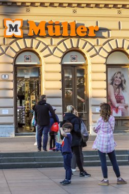 Zagreb, Hırvatistan - 19 Mart 2020: Corona virüsü krizi yüzünden insanlar Ban Jelaciç meydanındaki Muller mağazasına girmek için sırada bekliyorlar.