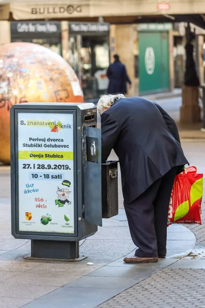 Zagabria Croazia Marzo 2020 Uomo Anziano Cerca Bottiglie Plastica Bidone — Foto Stock