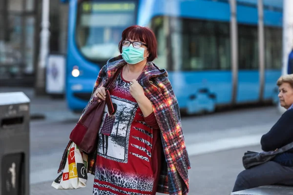 克罗地亚萨格勒布 2020年3月19日 萨格勒布街道上的人们因为日冕病毒危机而戴着防护面具 — 图库照片