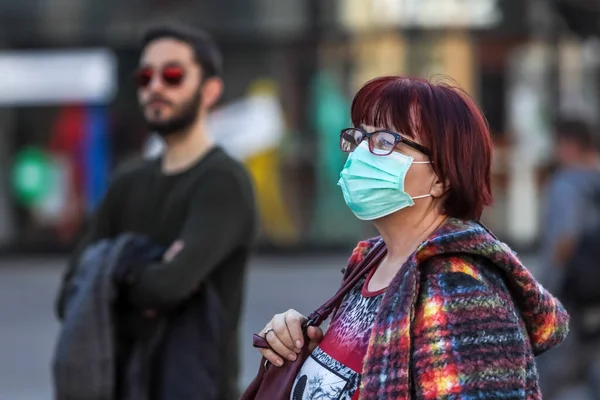 克罗地亚萨格勒布 2020年3月19日 萨格勒布街道上的人们因为日冕病毒危机而戴着防护面具 — 图库照片