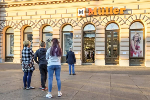 Zagreb Croatia March 2020 People Street Waiting Line Get Muller — Stock Photo, Image