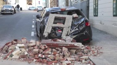 Zagreb, Hırvatistan - 22 Mart 2020: Hırvatistan 'ın sabah başkentinde Zagreb, Richter başına 5,5 şiddetindeki depremin etkisiyle sarsıldı. Binanın çökmüş kısımları arabaları tahrip etti..