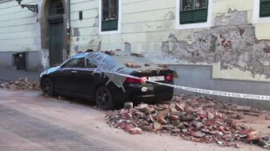 Zagreb, Hırvatistan - 22 Mart 2020: Hırvatistan 'ın sabah başkentinde Zagreb, Richter başına 5,5 şiddetindeki depremin etkisiyle sarsıldı. Binanın çökmüş kısımları arabaları tahrip etti..