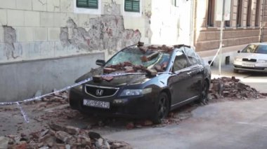 Zagreb, Hırvatistan - 22 Mart 2020: Hırvatistan 'ın sabah başkentinde Zagreb, Richter başına 5,5 şiddetindeki depremin etkisiyle sarsıldı. Binanın çökmüş kısımları arabaları tahrip etti..