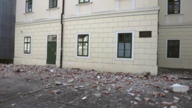 Zagreb, Hırvatistan - 22 Mart 2020: Hırvatistan 'ın başkenti, Zagreb Richter başına 5,5 şiddetindeki depremin etkisiyle sarsıldı. Zagreb şehir merkezinde meydana gelen deprem sonrasında binanın bazı kısımları dağıldı.