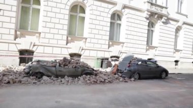Zagreb, Hırvatistan - 22 Mart 2020: Hırvatistan 'ın sabah başkentinde Zagreb, Richter başına 5,5 şiddetindeki depremin etkisiyle sarsıldı. Binanın çökmüş kısımları arabaları tahrip etti..
