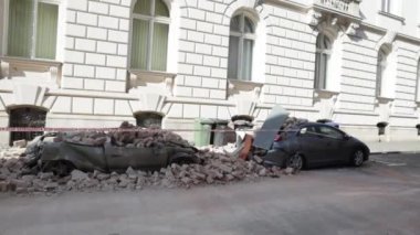 Zagreb, Hırvatistan - 22 Mart 2020: Hırvatistan 'ın sabah başkentinde Zagreb, Richter başına 5,5 şiddetindeki depremin etkisiyle sarsıldı. Binanın çökmüş kısımları arabaları tahrip etti..