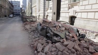 Zagreb, Hırvatistan - 22 Mart 2020: Hırvatistan 'ın sabah başkentinde Zagreb, Richter başına 5,5 şiddetindeki depremin etkisiyle sarsıldı. Binanın çökmüş kısımları arabaları tahrip etti..