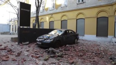 Zagreb, Hırvatistan - 22 Mart 2020: Hırvatistan 'ın sabah başkentinde Zagreb, Richter başına 5,5 şiddetindeki depremin etkisiyle sarsıldı. Binanın çökmüş kısımları arabaları tahrip etti..