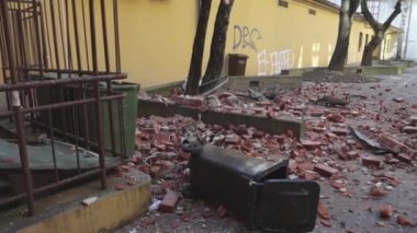 Zagreb, Hırvatistan - 22 Mart 2020: Hırvatistan 'ın sabah başkentinde Zagreb, Richter başına 5,5 şiddetindeki depremin etkisiyle sarsıldı. Binanın çökmüş kısımları arabaları tahrip etti..
