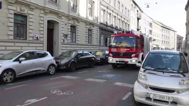 克罗地亚萨格勒布 2020年3月22日 在上午的首都克罗地亚 每里氏5 5级地震已经袭击了萨格勒布 一辆装有警笛的消防车驶过市区 — 图库视频影像