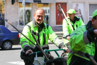 Zagreb, Hırvatistan - 17 Nisan 2020: Hırvatistan 'ın başkenti Zagreb' de çöp kutularıyla bisiklet süren bir grup çöpçü.