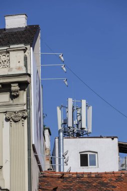 Zagreb, Hırvatistan - 15 Nisan 2020: Hırvatistan 'ın Zagreb kentindeki bir apartmanın çatısındaki hücreler.