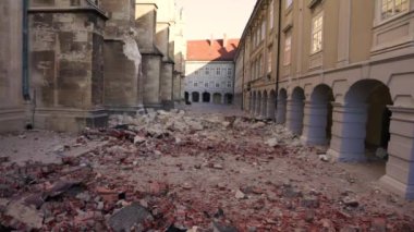 Zagreb, Hırvatistan - 22 Mart 2020: Hırvatistan 'ın başkenti, Zagreb Richter başına 5,5 şiddetindeki depremin etkisiyle sarsıldı. Katedralin iki tepesinden biri deprem sırasında kırıldı..