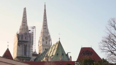 Zagreb, Hırvatistan - 22 Mart 2020: Hırvatistan 'ın başkenti, Zagreb Richter başına 5,5 şiddetindeki depremin etkisiyle sarsıldı. Katedralin iki tepesinden biri deprem sırasında kırıldı..