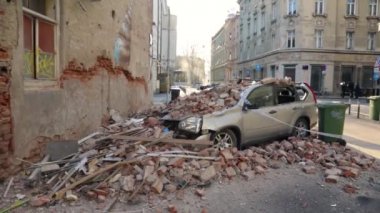 Zagreb, Hırvatistan - 22 Mart 2020: Zagreb şehir merkezindeki depremin Richter başına 5,5 şiddetinde vurması sonrasında, araçlar binanın çökmüş kısımları tarafından tahrip edildi.