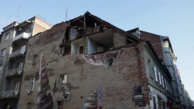 Zagreb, Hırvatistan - 22 Mart 2020: Zagreb şehir merkezindeki depremin Richter başına 5,5 şiddetinde vurması sonrasında, araçlar binanın çökmüş kısımları tarafından tahrip edildi.