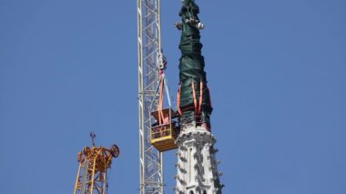 Zagreb, Hırvatistan - 17 Nisan 2020: İşçiler Zagreb Katedralkulesinin deprem cadısı tarafından hasar gören tepesini Richter ölçeğine göre 5,5 ile ayırmaya hazırlanıyorlar.