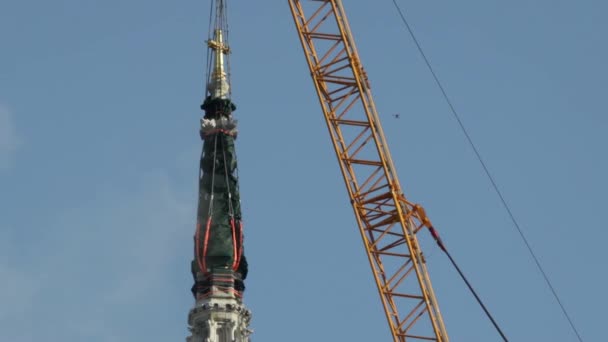 Zagrzeb Chorwacja Kwietnia 2020 Pracownicy Wybuchem Rozdzielają Szczyt Wieży Katedralnej — Wideo stockowe