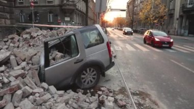 Zagreb, Hırvatistan - 22 Mart 2020: Zagreb şehir merkezindeki depremin Richter başına 5,5 şiddetinde vurması sonrasında, araçlar binanın çökmüş kısımları tarafından tahrip edildi.