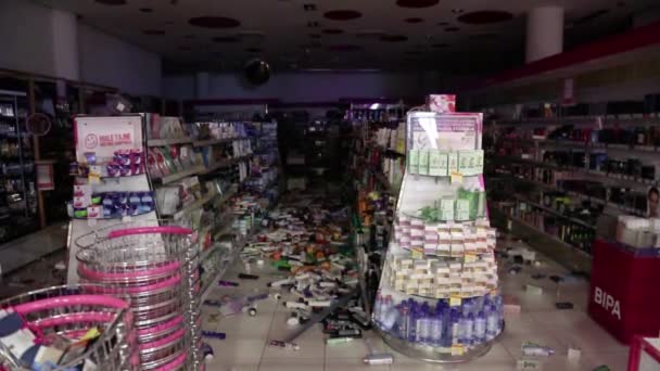 クロアチア ザグレブ2020年3月22日 クロアチアの首都ザグレブでは マグニチュード5 5の地震が発生しました 地震の後化粧品店の棚から物を捨て — ストック動画