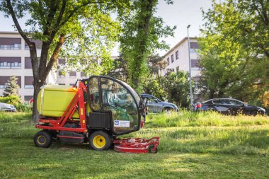 Zagreb, Hırvatistan - 22 Nisan 2020: Kamu çalışanları Zagreb ve Hırvatistan 'daki şehir parkını budama makineleri ve çim biçme makineleriyle biçtiler.