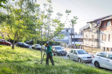Zagreb, Hırvatistan - 22 Nisan 2020: Kamu çalışanları Zagreb ve Hırvatistan 'daki şehir parkını budama makineleri ve çim biçme makineleriyle biçtiler.