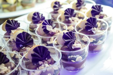 Yemek servisi için raftaki kekleri kapat..