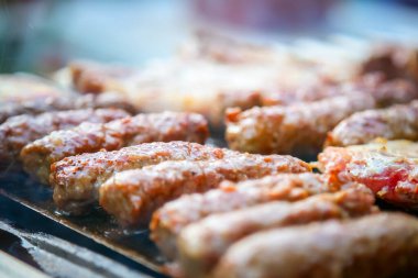 Barbeküde domuz etli köfte..