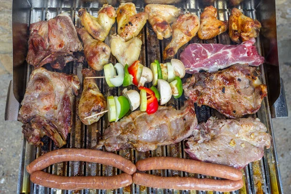 Kurczak Mięso Wieprzowe Kiełbaski Warzywa Szpikulcu Grillu — Zdjęcie stockowe