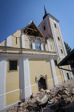 Zagreb, Hırvatistan - 12 Nisan 2020: 22 Mart 2020 'de Zagreb' in Cucurje kentinde meydana gelen güçlü deprem sonrasında Kutsal Bakire Meryem 'i Ziyaret Kilisesi' nin bazı bölümleri yıkıldı.