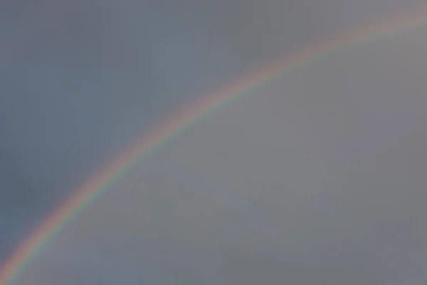 Close Van Kleurrijke Regenboog Stormachtige Lucht — Stockfoto