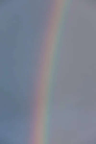 Закрыть Разноцветную Радугу Штормовом Небе — стоковое фото
