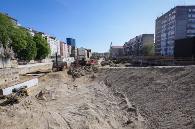 Zagreb, Hırvatistan - 15 Nisan 2020: Hırvatistan 'ın başkenti Zagreb' deki ofis binaları için büyük bir inşaat sahası.