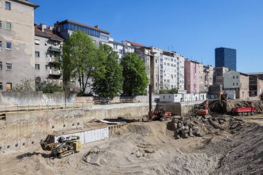 Zagreb, Hırvatistan - 15 Nisan 2020: Hırvatistan 'ın başkenti Zagreb' deki ofis binaları için büyük bir inşaat sahası.