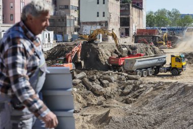 Zagreb, Hırvatistan - 15 Nisan 2020: Hırvatistan 'ın başkenti Zagreb' deki ofis binaları için büyük bir inşaat sahası.