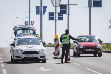 Zagreb, Hırvatistan - 15 Nisan 2020: Polis, koronavirüs kısıtlamaları nedeniyle Hırvatistan 'ın Zagreb kentlerindeki geçişleri kontrol etmek üzere arabaları durdurdu.