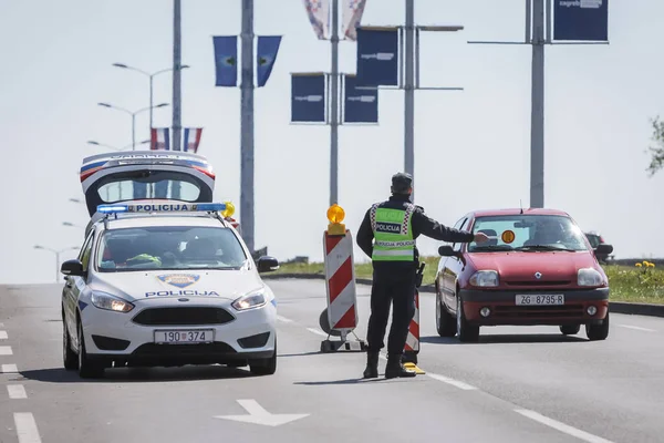 クロアチアのザグレブ 2020年4月15日 警察は コロナウイルスの制限のために クロアチアのザグレブの街の間のパスを確認するために車を停止します — ストック写真