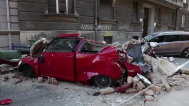 Zagreb, Hırvatistan - 22 Mart 2020: Zagreb şehir merkezindeki depremin Richter başına 5,5 şiddetinde vurması sonrasında, araçlar binanın çökmüş kısımları tarafından tahrip edildi.