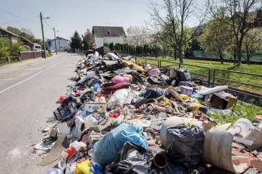 Zagreb, Hırvatistan - 12 Nisan 2020: Hırvatistan 'ın Zagreb kentindeki Mirosevecka caddesinin yanındaki büyük çöp yığını.