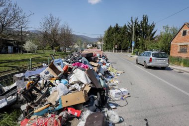 Zagreb, Hırvatistan - 12 Nisan 2020: Hırvatistan 'ın Zagreb kentindeki Mirosevecka caddesinin yanındaki büyük çöp yığını.