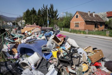 Zagreb, Hırvatistan - 12 Nisan 2020: Hırvatistan 'ın Zagreb kentindeki Mirosevecka caddesinin yanındaki büyük çöp yığını.