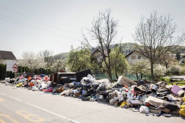Zagreb, Hırvatistan - 12 Nisan 2020: Hırvatistan 'ın Zagreb kentindeki Mirosevecka caddesinin yanındaki büyük çöp yığını.