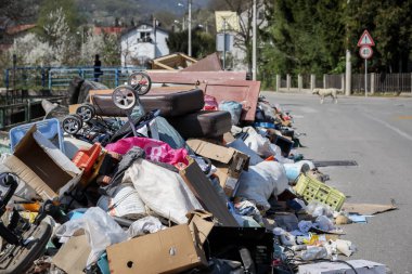 Zagreb, Hırvatistan - 12 Nisan 2020: Hırvatistan 'ın Zagreb kentindeki Mirosevecka caddesinin yanındaki büyük çöp yığını.